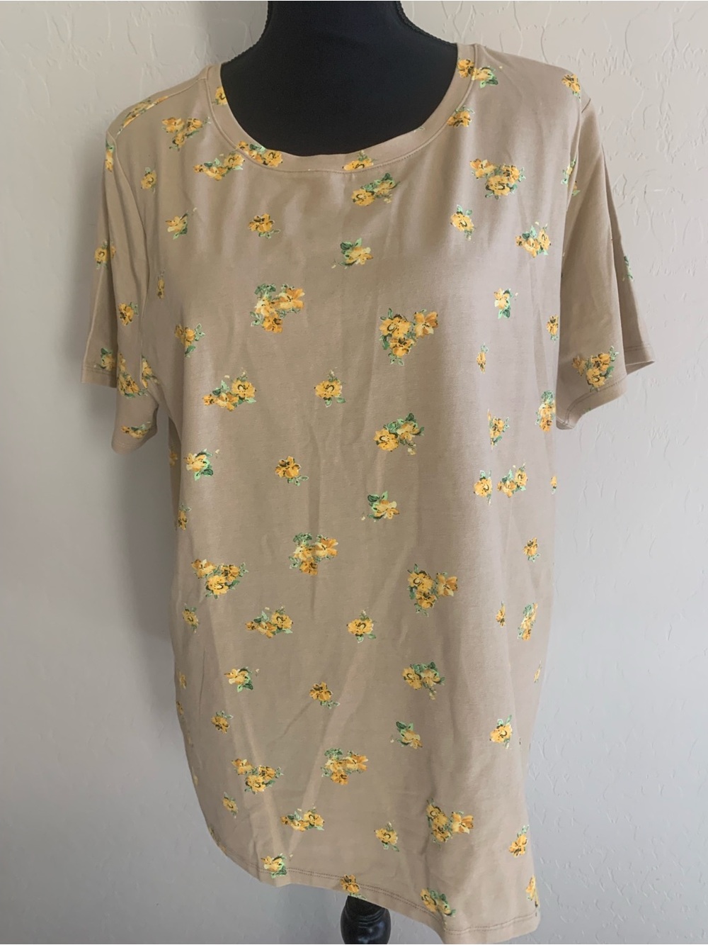 Beige Floral Short Sleeve Women's Top with Yellow Bouquets Size XL New!